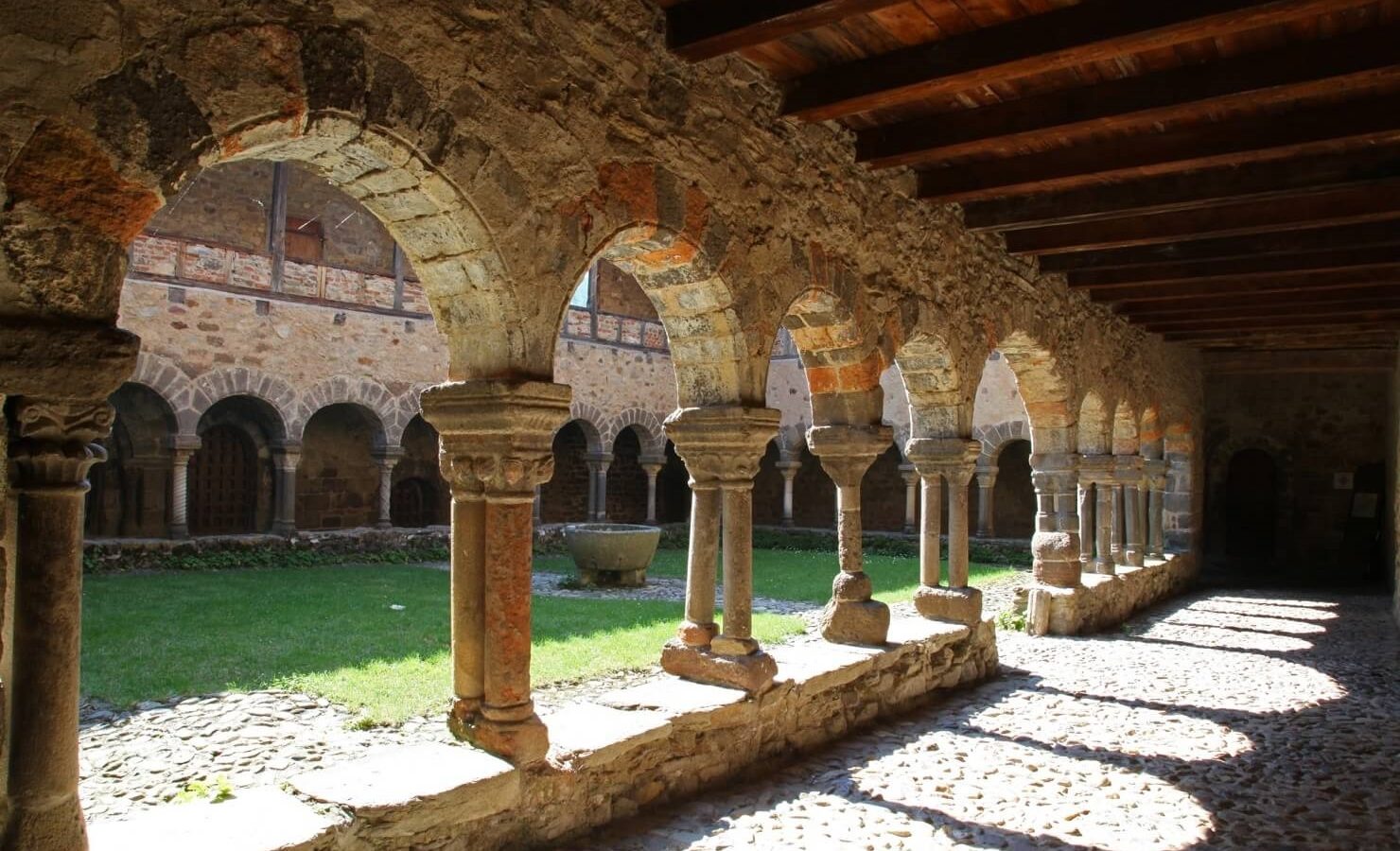 Beau cloître de Lavaudieu