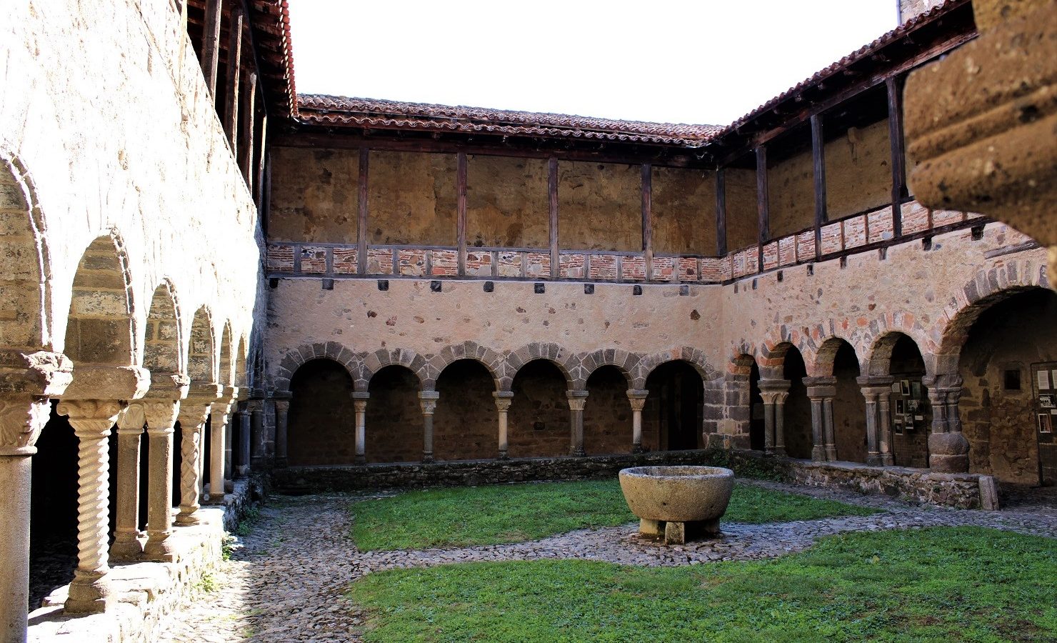 Intérieur du cloître de Lavaudieu