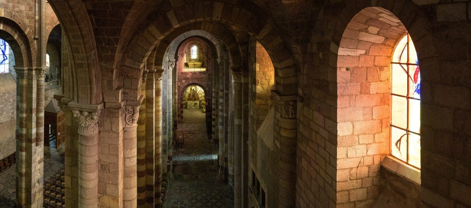 Intérieur de la plus grande église romane d'Auvergne