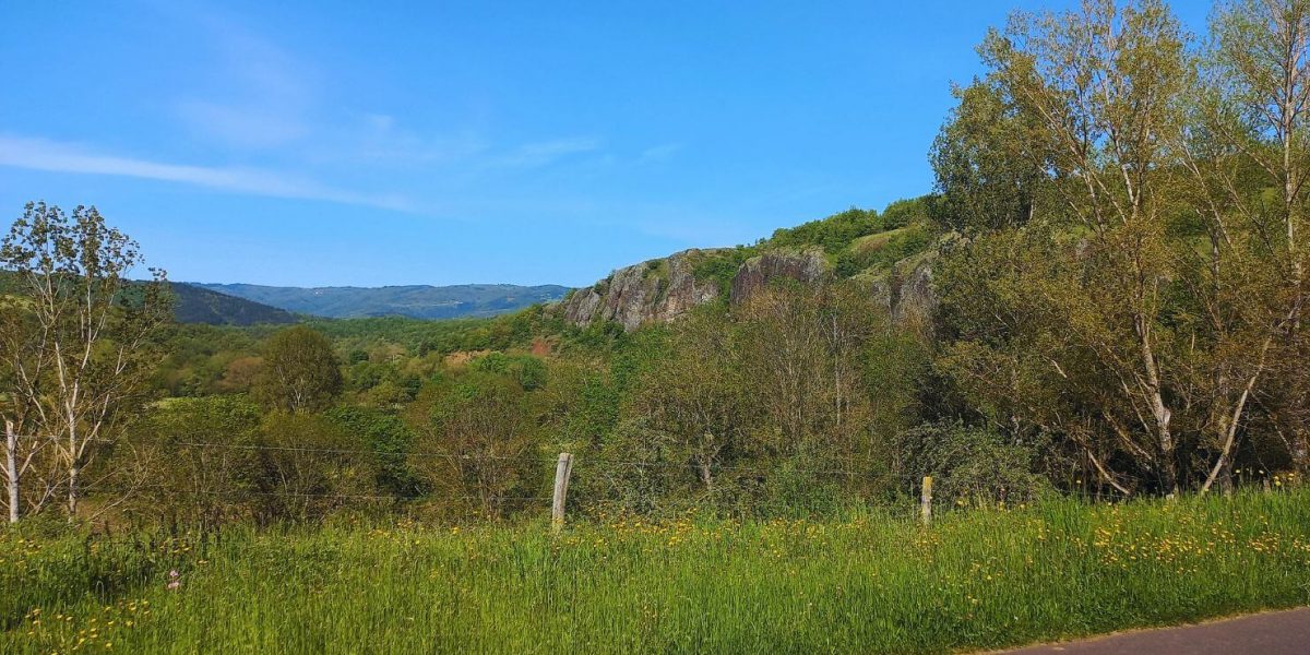 falaises du Blot sur une étape de la Via-Allier entre Langeac et Vieille-Brioude