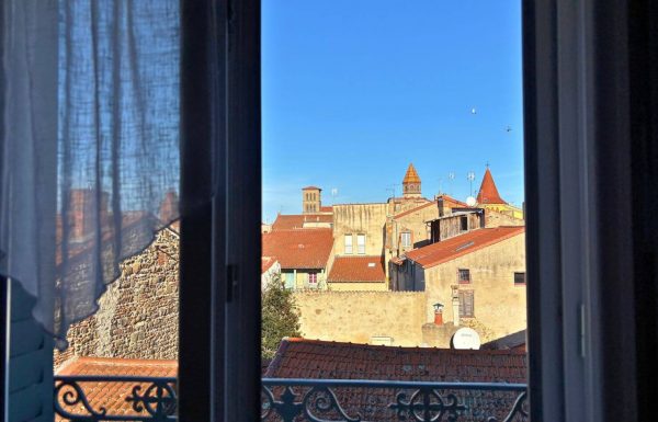 Au loin, Basilique de Brioude