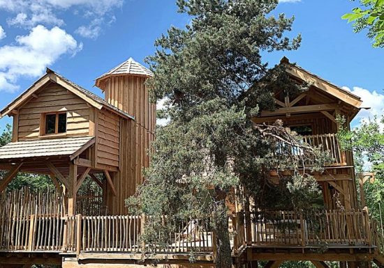 Cabanes Châteaux & Spa dans les arbres Le Peydébé