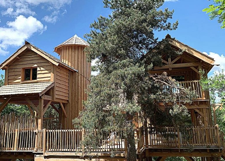 Cabanes Châteaux & Spa dans les arbres Le Peydébé