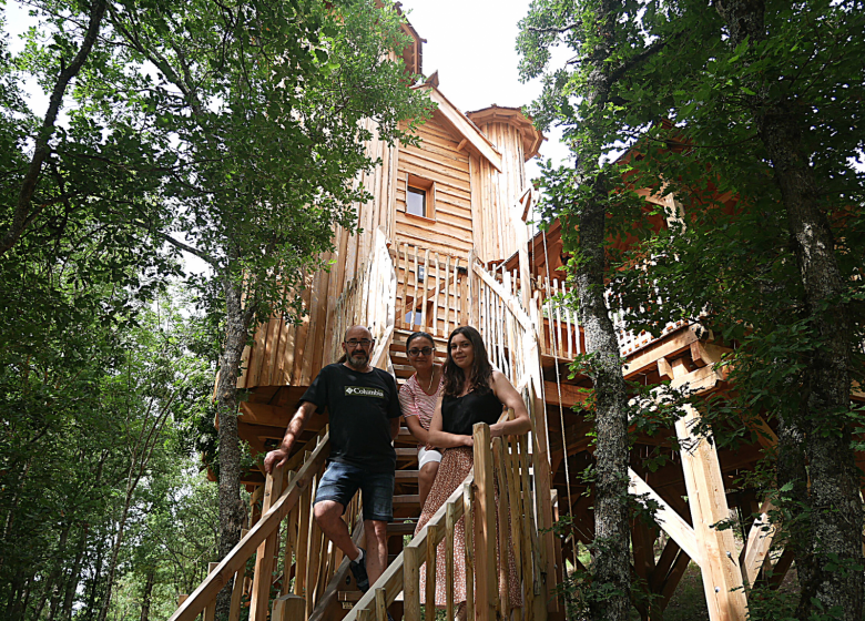 Cabanes Châteaux & Spa dans les arbres Le Peydébé