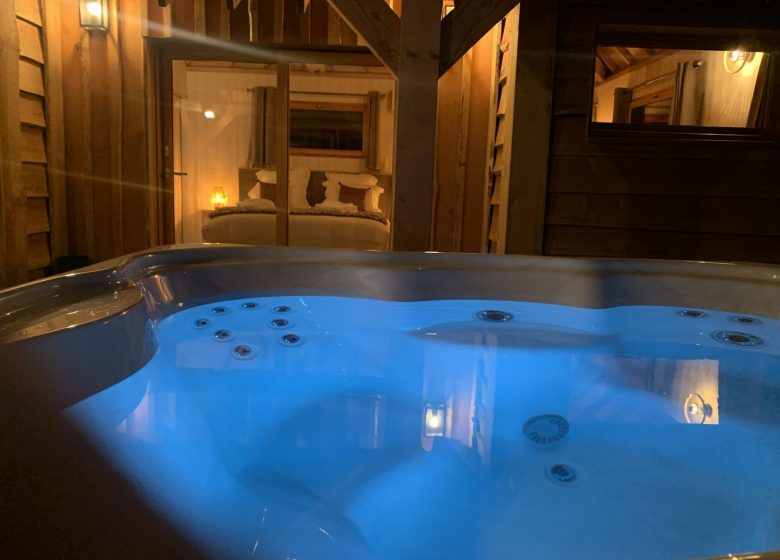 Cabanes Châteaux & Spa dans les arbres Le Peydébé