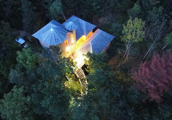 Cabanes Châteaux & Spa dans les arbres Le Peydébé