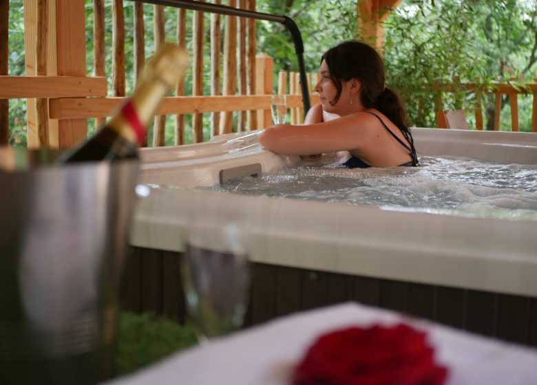 Cabanes Châteaux & Spa dans les arbres Le Peydébé