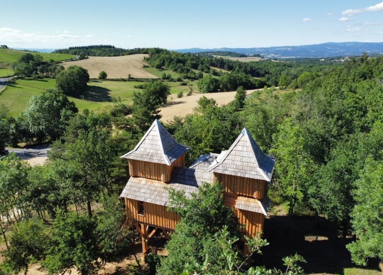 Cabanes Châteaux & Spa dans les arbres Le Peydébé