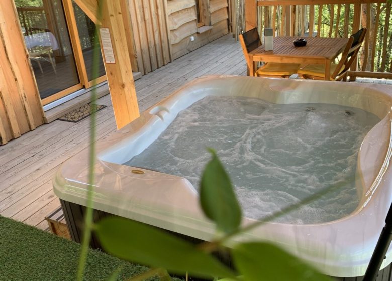 Cabanes Châteaux & Spa dans les arbres Le Peydébé