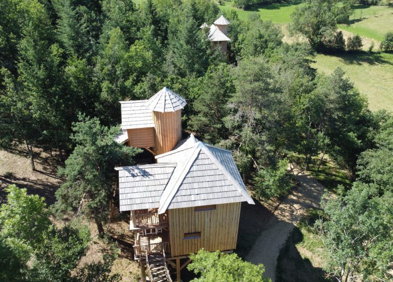 Cabanes Châteaux & Spa dans les arbres Le Peydébé