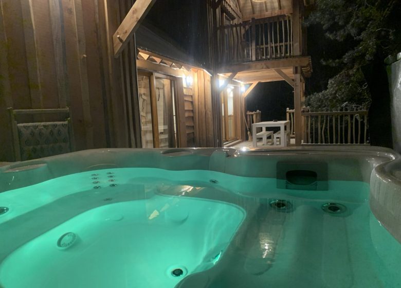 Cabanes Châteaux & Spa dans les arbres Le Peydébé