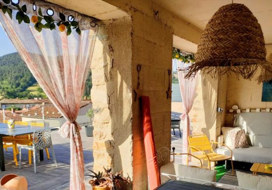 Chez Loutre et  Marmotte . Ici, la nature règne, le clocher veille, la Senouire serpente et les moutons passent, bienvenue à Lavaudieu.