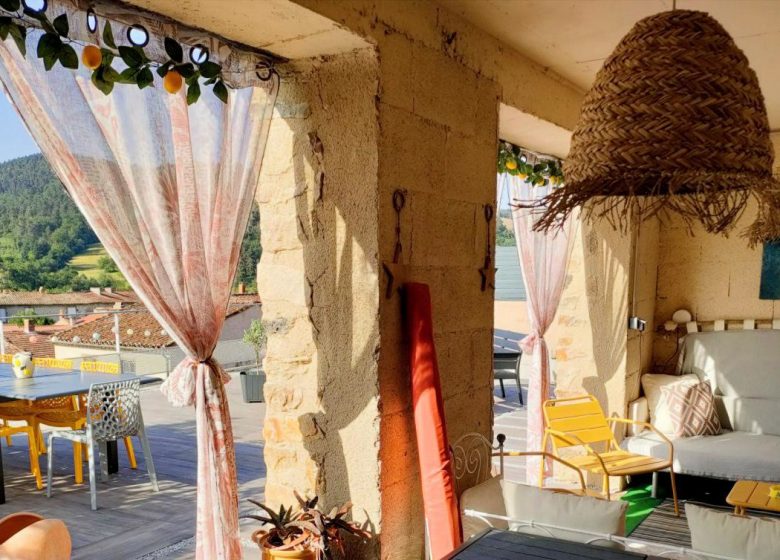 Chez Loutre et  Marmotte . Ici, la nature règne, le clocher veille, la Senouire serpente et les moutons passent, bienvenue à Lavaudieu.