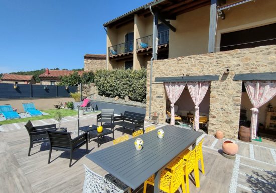 Chez Loutre et  Marmotte . Ici, la nature règne, le clocher veille, la Senouire serpente et les moutons passent, bienvenue à Lavaudieu.