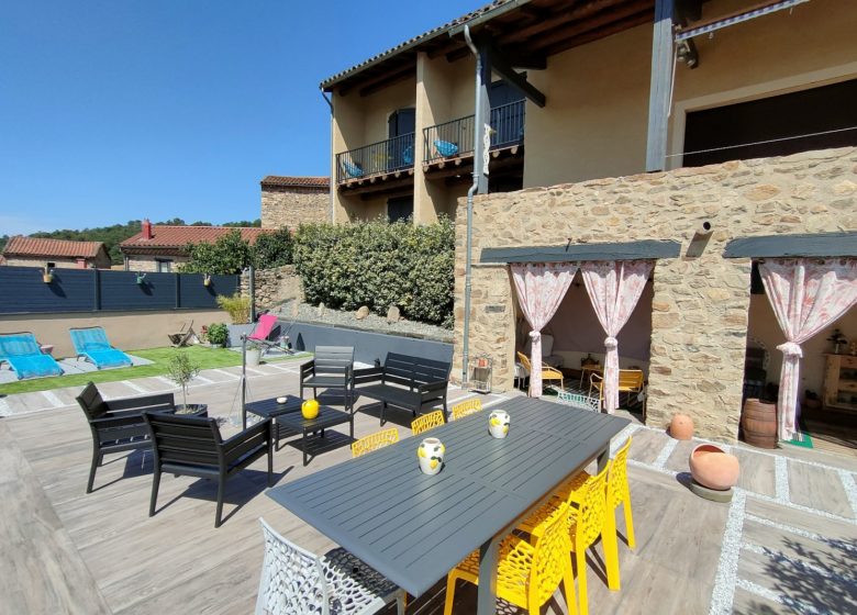 Chez Loutre et  Marmotte . Ici, la nature règne, le clocher veille, la Senouire serpente et les moutons passent, bienvenue à Lavaudieu.