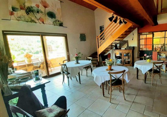 Chez Loutre et  Marmotte . Ici, la nature règne, le clocher veille, la Senouire serpente et les moutons passent, bienvenue à Lavaudieu.