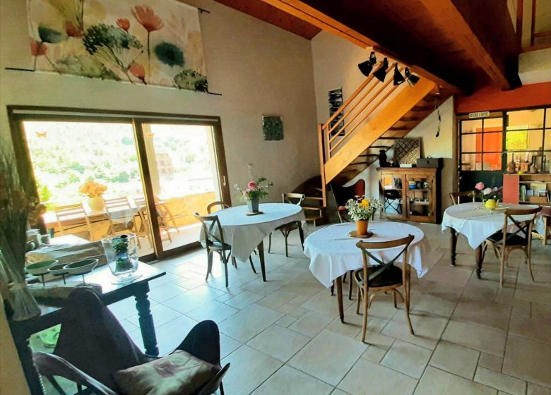 Chez Loutre et  Marmotte . Ici, la nature règne, le clocher veille, la Senouire serpente et les moutons passent, bienvenue à Lavaudieu.