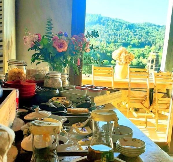 Chez Loutre et  Marmotte . Ici, la nature règne, le clocher veille, la Senouire serpente et les moutons passent, bienvenue à Lavaudieu.