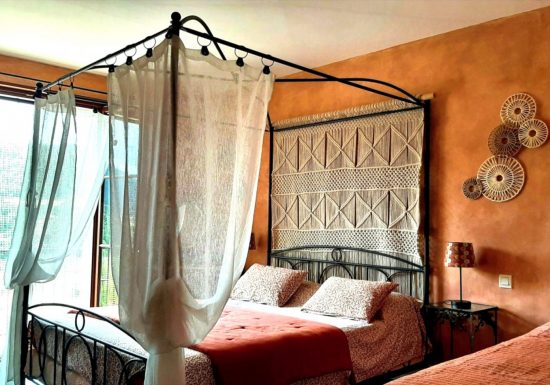 Chez Loutre et  Marmotte . Ici, la nature règne, le clocher veille, la Senouire serpente et les moutons passent, bienvenue à Lavaudieu.