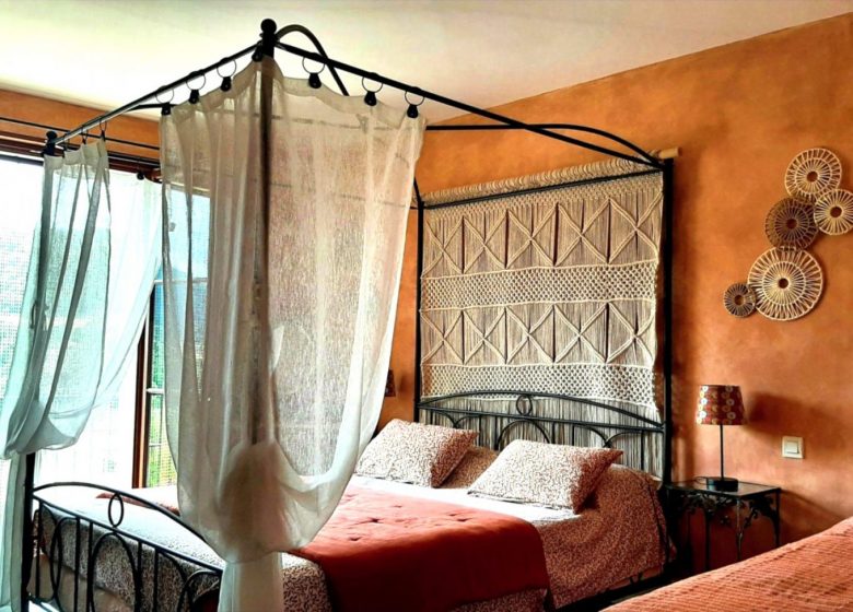 Chez Loutre et  Marmotte . Ici, la nature règne, le clocher veille, la Senouire serpente et les moutons passent, bienvenue à Lavaudieu.