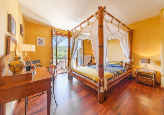 Chez Loutre et  Marmotte . Ici, la nature règne, le clocher veille, la Senouire serpente et les moutons passent, bienvenue à Lavaudieu.