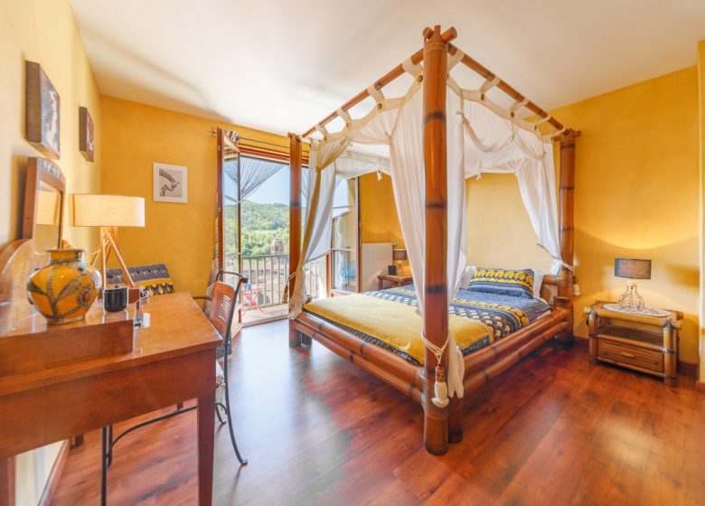 Chez Loutre et  Marmotte . Ici, la nature règne, le clocher veille, la Senouire serpente et les moutons passent, bienvenue à Lavaudieu.