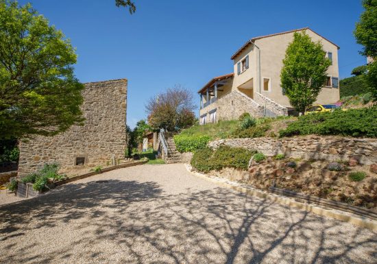 Chez Loutre et  Marmotte . Ici, la nature règne, le clocher veille, la Senouire serpente et les moutons passent, bienvenue à Lavaudieu.