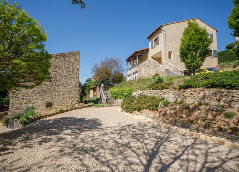 Chez Loutre et  Marmotte . Ici, la nature règne, le clocher veille, la Senouire serpente et les moutons passent, bienvenue à Lavaudieu.