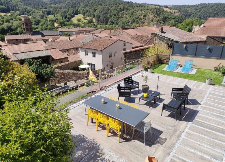 Chez Loutre et  Marmotte . Ici, la nature règne, le clocher veille, la Senouire serpente et les moutons passent, bienvenue à Lavaudieu.