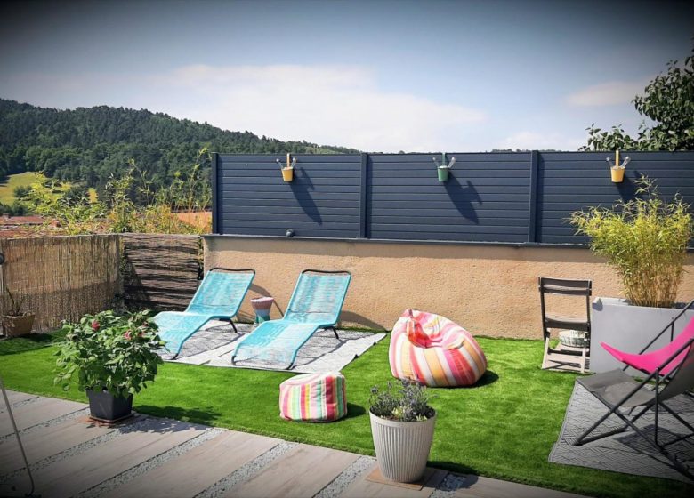 Chez Loutre et  Marmotte . Ici, la nature règne, le clocher veille, la Senouire serpente et les moutons passent, bienvenue à Lavaudieu.