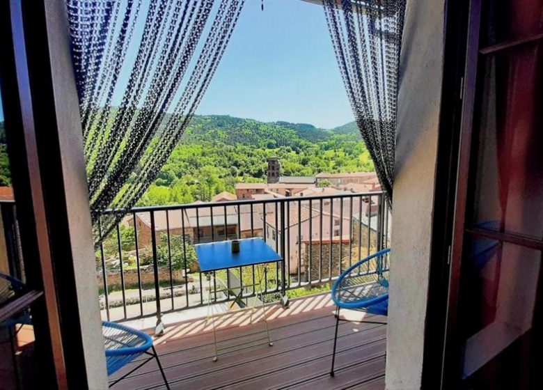 Chez Loutre et  Marmotte . Ici, la nature règne, le clocher veille, la Senouire serpente et les moutons passent, bienvenue à Lavaudieu.