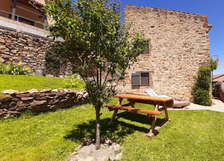 Chez Loutre et  Marmotte . Ici, la nature règne, le clocher veille, la Senouire serpente et les moutons passent, bienvenue à Lavaudieu.