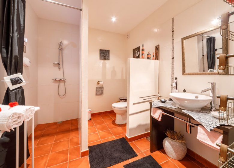 Chez Loutre et  Marmotte . Ici, la nature règne, le clocher veille, la Senouire serpente et les moutons passent, bienvenue à Lavaudieu.