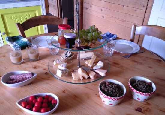Eco-tours  » Apéro ou brunch insolite : Les fromages auvergnats « 